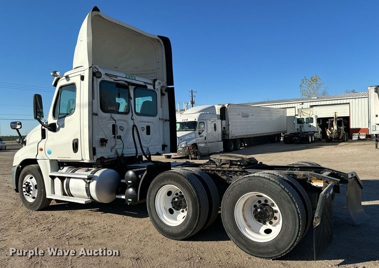 image for item GG9919 2015 Freightliner Cascadia  semi truck