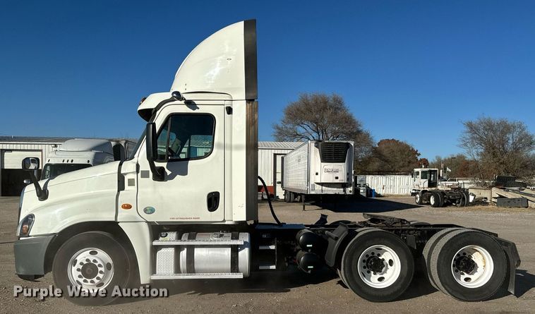 image for item GG9919 2015 Freightliner Cascadia  semi truck