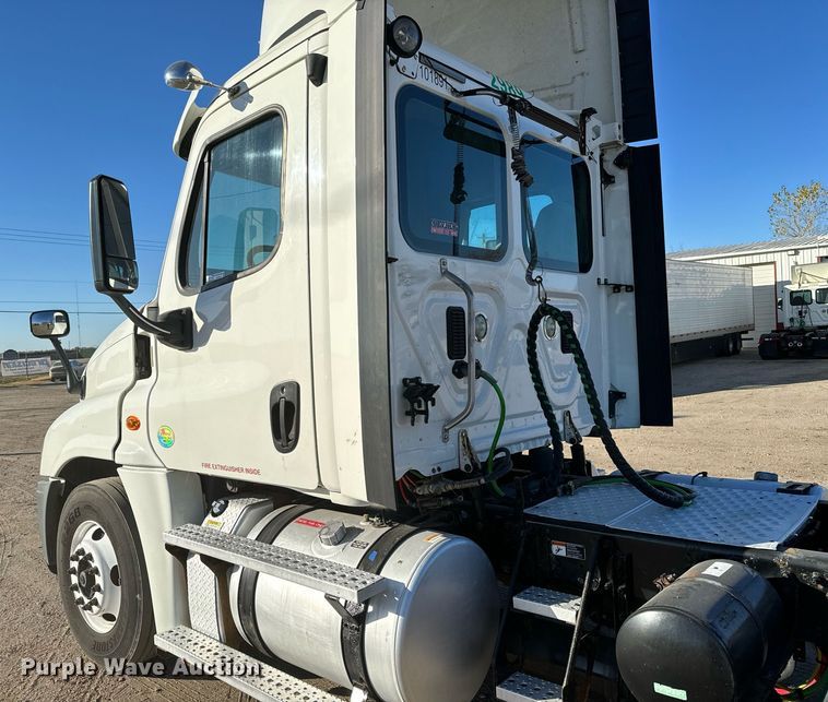 image for item GG9919 2015 Freightliner Cascadia  semi truck