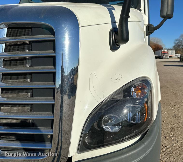 image for item GG9919 2015 Freightliner Cascadia  semi truck