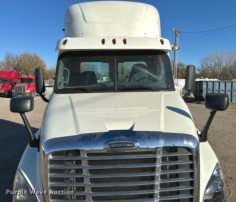 image for item GG9919 2015 Freightliner Cascadia  semi truck