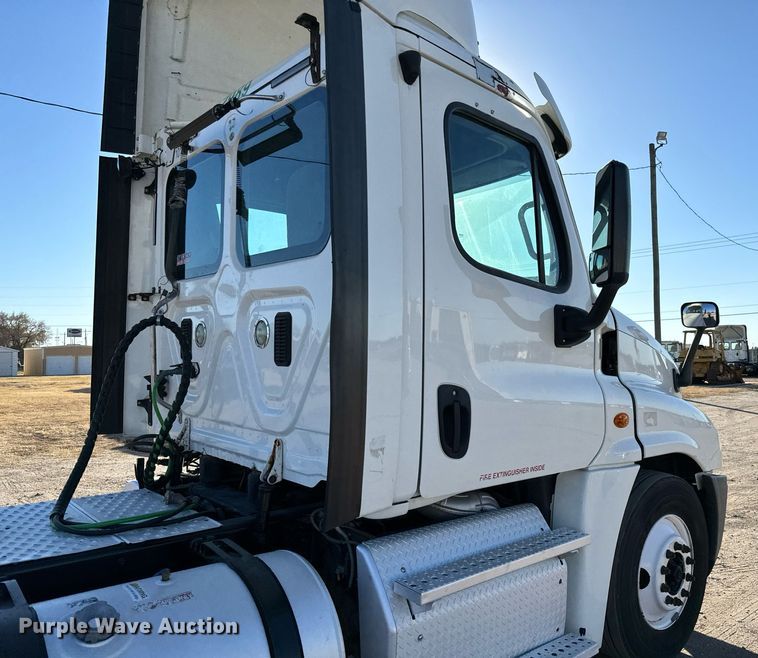 image for item GG9919 2015 Freightliner Cascadia  semi truck