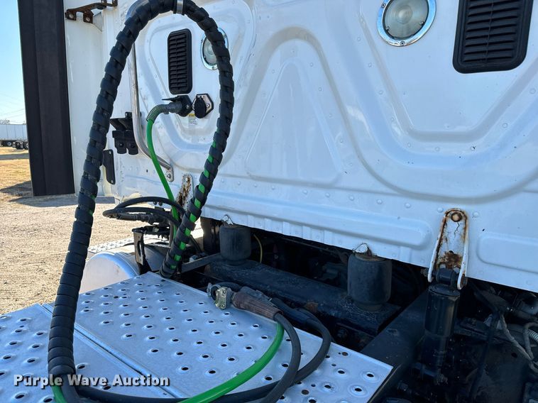 image for item GG9919 2015 Freightliner Cascadia  semi truck