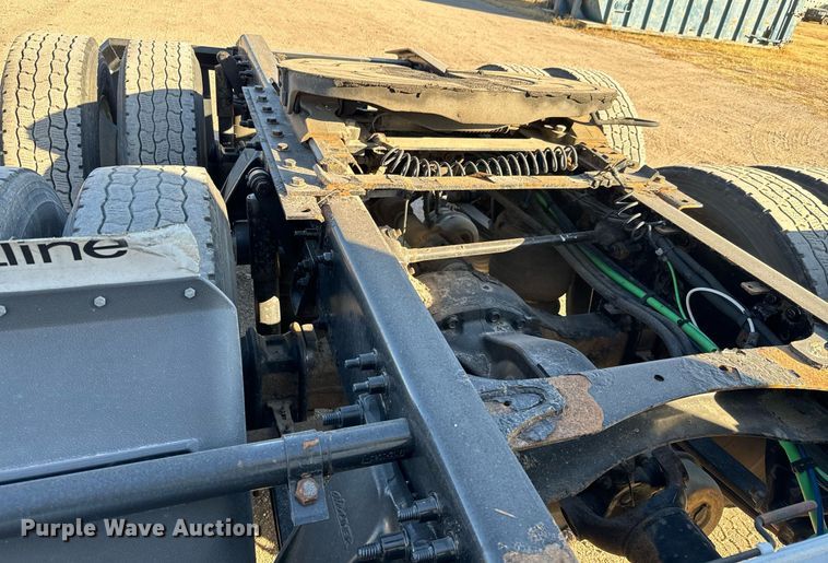 image for item GG9919 2015 Freightliner Cascadia  semi truck