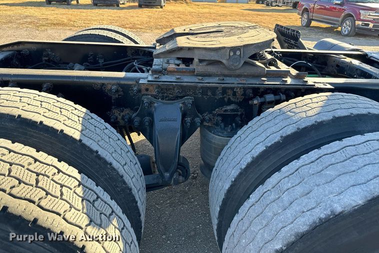 image for item GG9919 2015 Freightliner Cascadia  semi truck