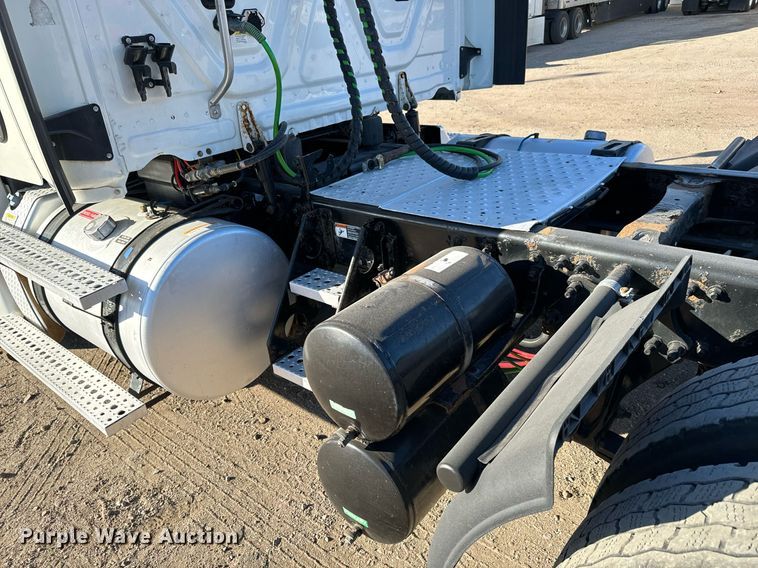 image for item GG9919 2015 Freightliner Cascadia  semi truck