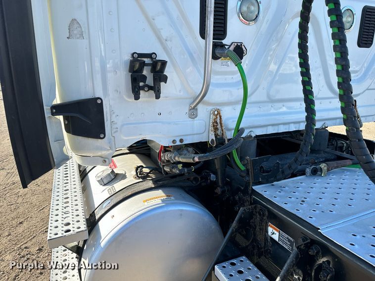 image for item GG9919 2015 Freightliner Cascadia  semi truck