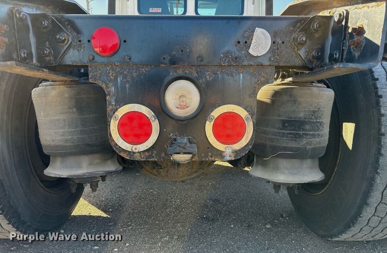 image for item GG9919 2015 Freightliner Cascadia  semi truck