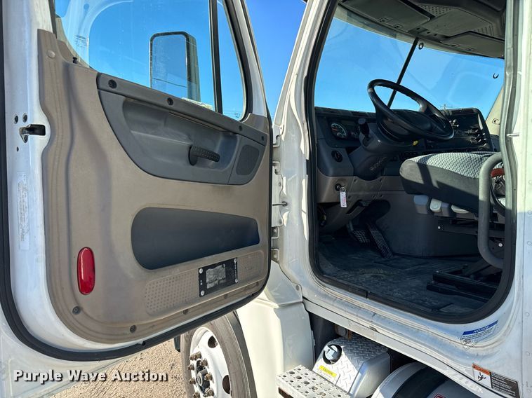 image for item GG9919 2015 Freightliner Cascadia  semi truck