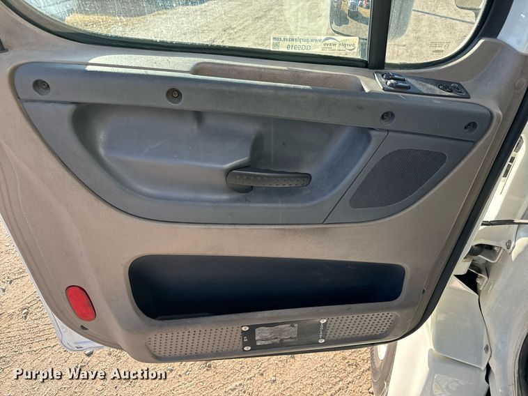 image for item GG9919 2015 Freightliner Cascadia  semi truck