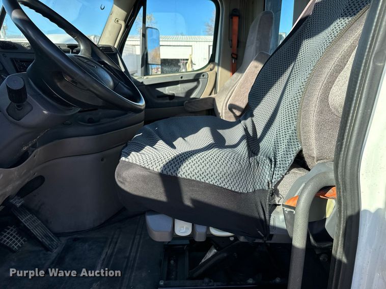 image for item GG9919 2015 Freightliner Cascadia  semi truck