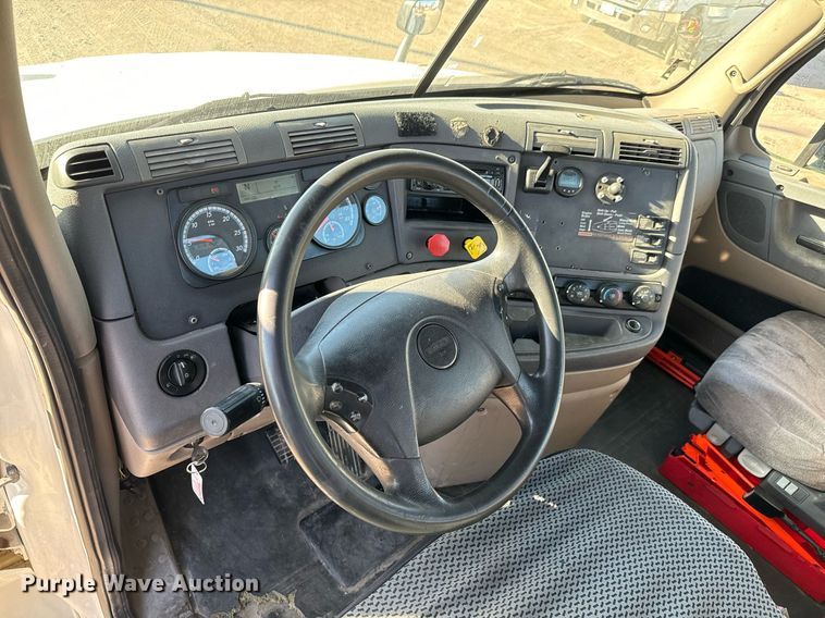 image for item GG9919 2015 Freightliner Cascadia  semi truck