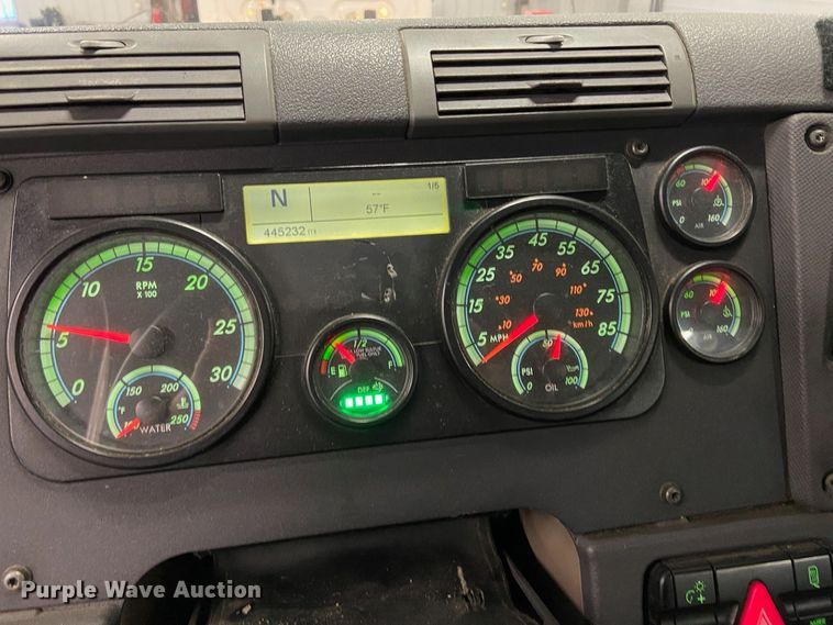 image for item GG9919 2015 Freightliner Cascadia  semi truck