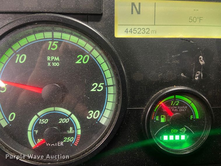 image for item GG9919 2015 Freightliner Cascadia  semi truck