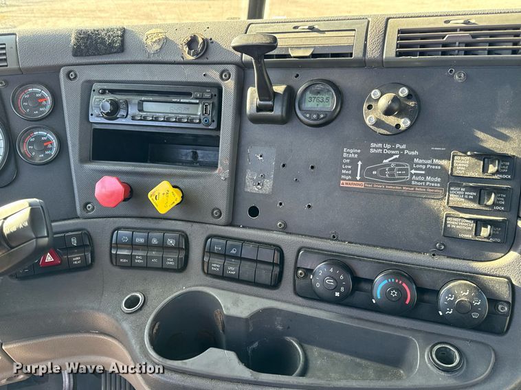 image for item GG9919 2015 Freightliner Cascadia  semi truck