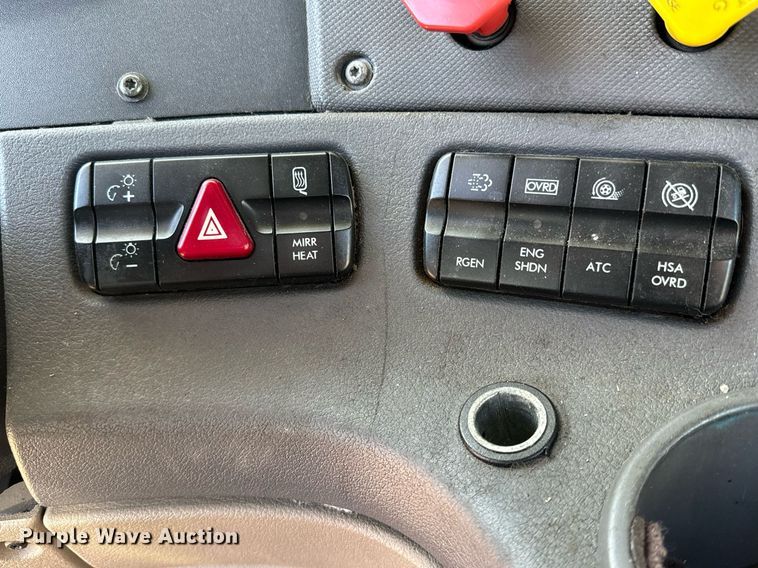 image for item GG9919 2015 Freightliner Cascadia  semi truck