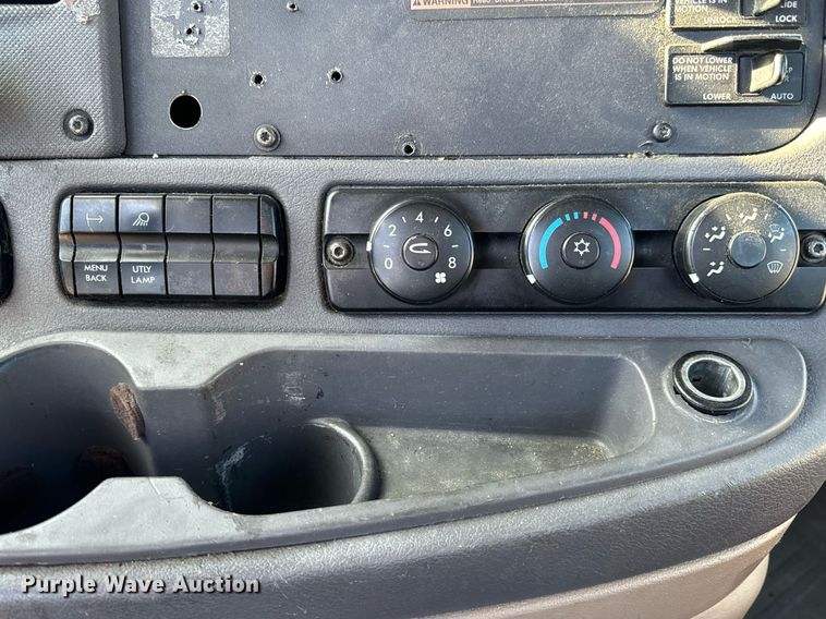 image for item GG9919 2015 Freightliner Cascadia  semi truck