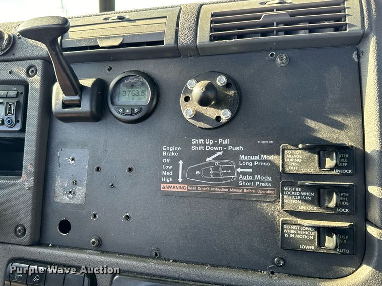 image for item GG9919 2015 Freightliner Cascadia  semi truck