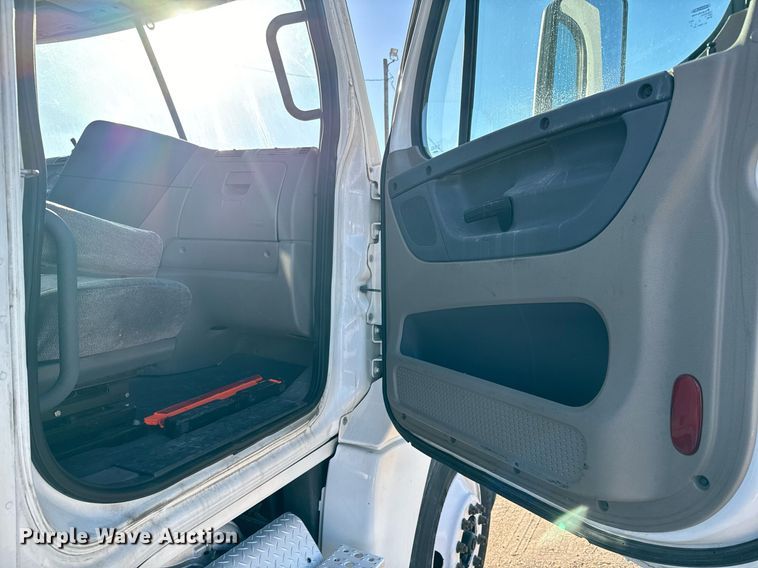 image for item GG9919 2015 Freightliner Cascadia  semi truck