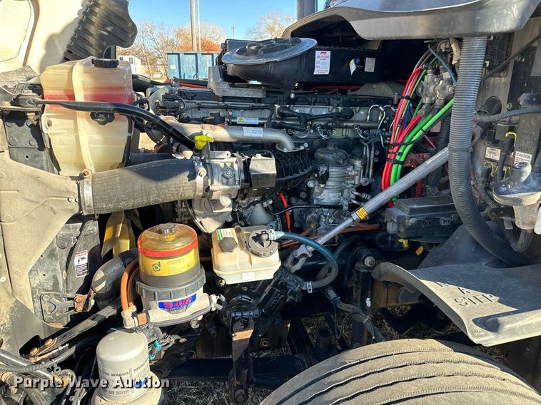 image for item GG9919 2015 Freightliner Cascadia  semi truck