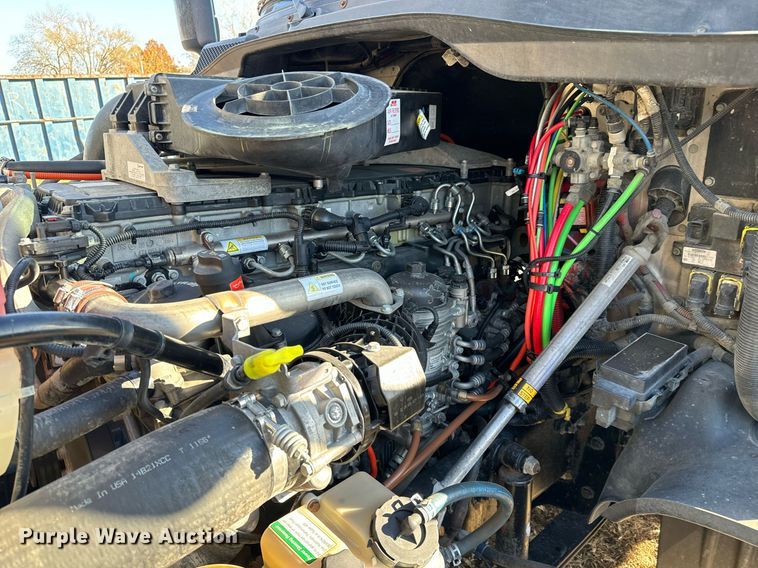 image for item GG9919 2015 Freightliner Cascadia  semi truck