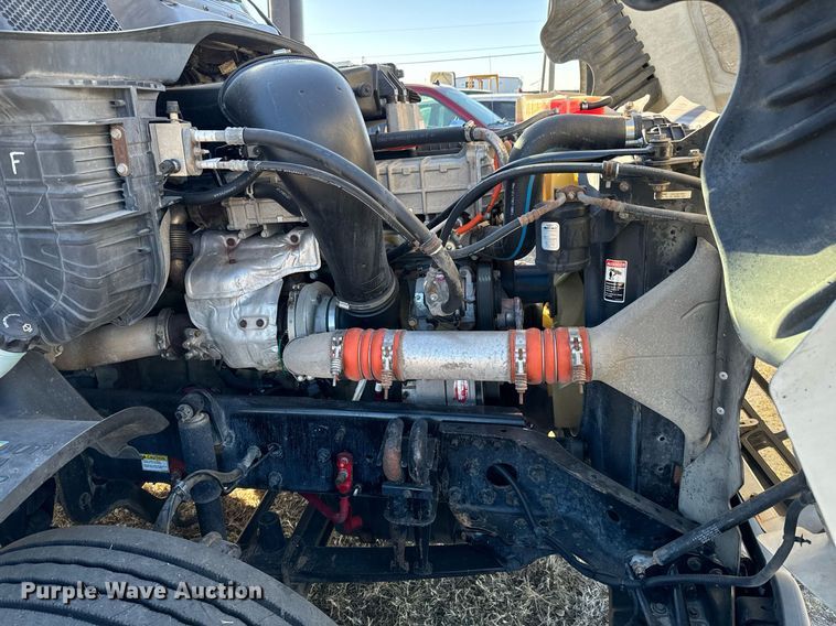 image for item GG9919 2015 Freightliner Cascadia  semi truck