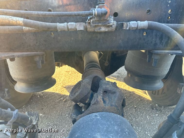 image for item GG9919 2015 Freightliner Cascadia  semi truck