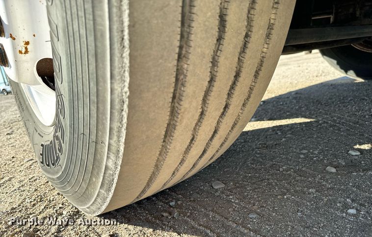 image for item GG9919 2015 Freightliner Cascadia  semi truck