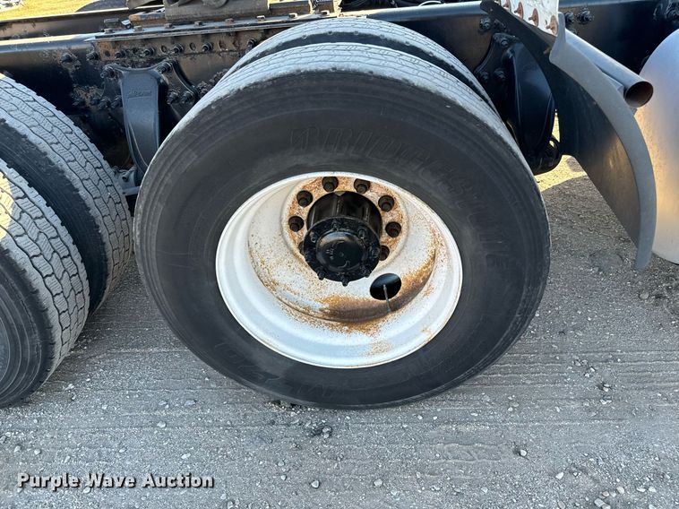 image for item GG9919 2015 Freightliner Cascadia  semi truck