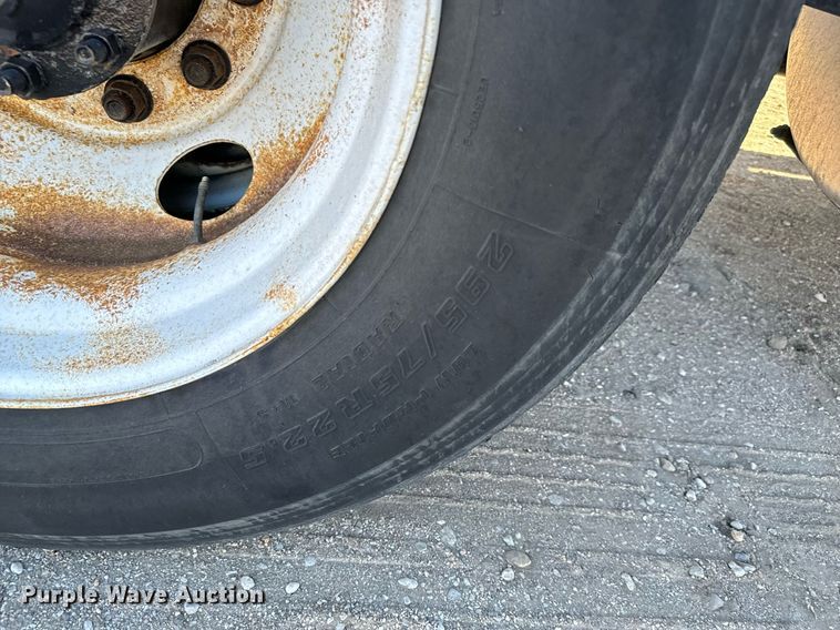 image for item GG9919 2015 Freightliner Cascadia  semi truck