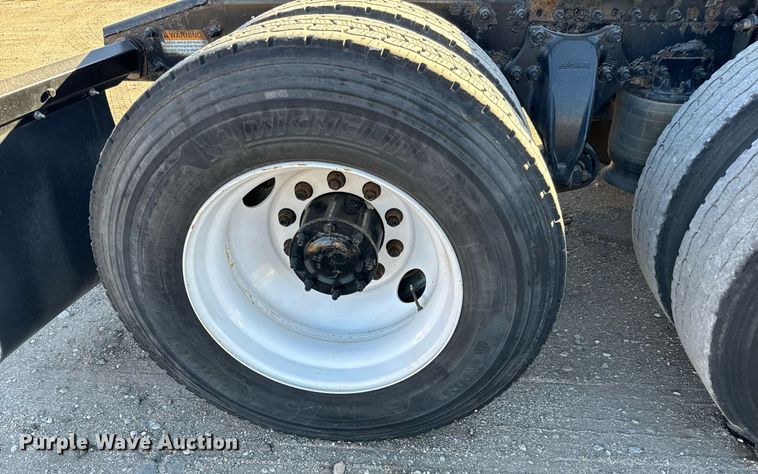 image for item GG9919 2015 Freightliner Cascadia  semi truck