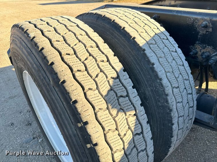 image for item GG9919 2015 Freightliner Cascadia  semi truck