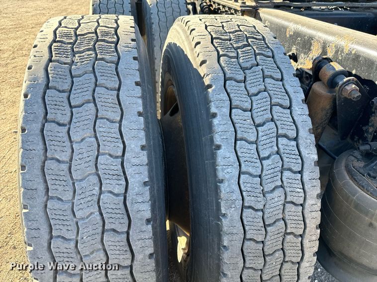 image for item GG9919 2015 Freightliner Cascadia  semi truck