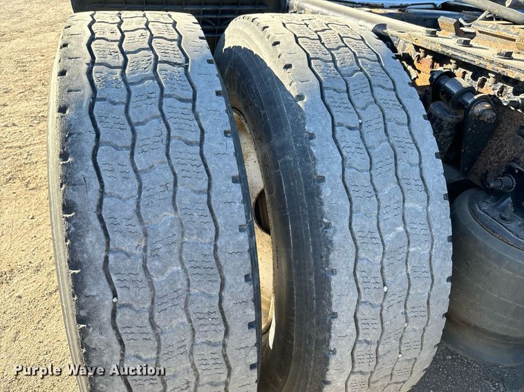 image for item GG9919 2015 Freightliner Cascadia  semi truck