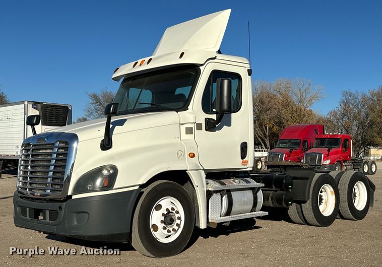 image for item GG9920 2015 Freightliner Cascadia 125 semi truck