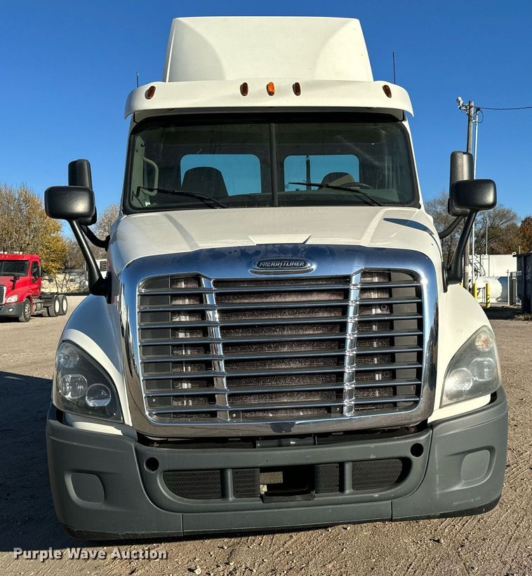 image for item GG9920 2015 Freightliner Cascadia 125 semi truck