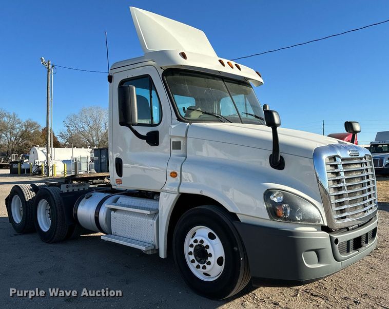 image for item GG9920 2015 Freightliner Cascadia 125 semi truck