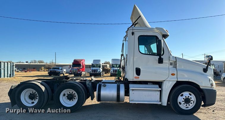 image for item GG9920 2015 Freightliner Cascadia 125 semi truck