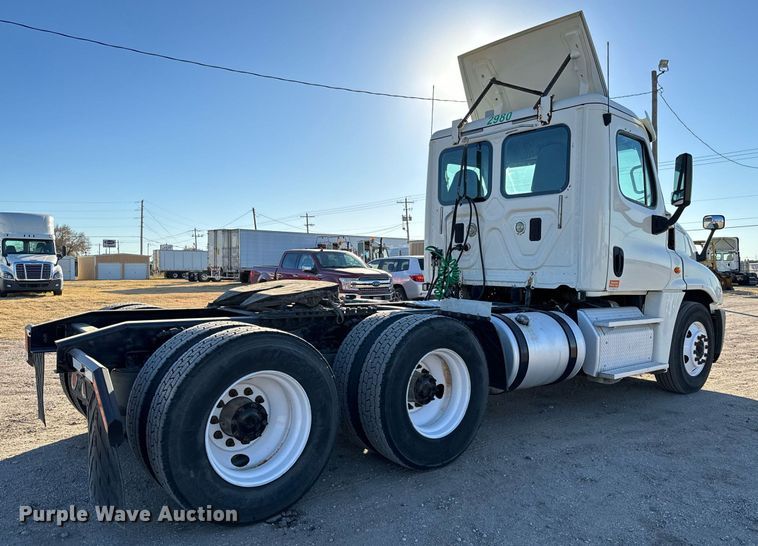 image for item GG9920 2015 Freightliner Cascadia 125 semi truck