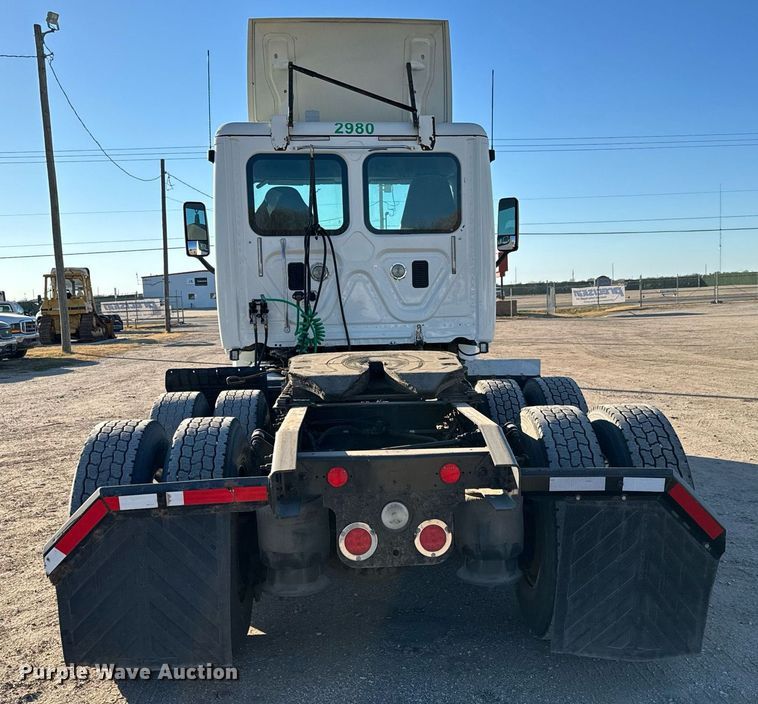 image for item GG9920 2015 Freightliner Cascadia 125 semi truck