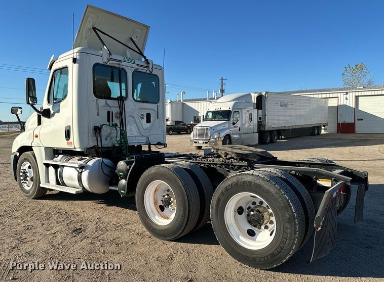 image for item GG9920 2015 Freightliner Cascadia 125 semi truck