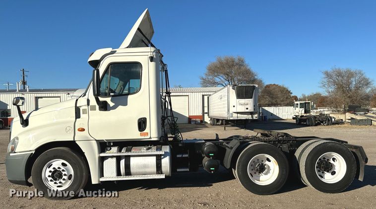 image for item GG9920 2015 Freightliner Cascadia 125 semi truck