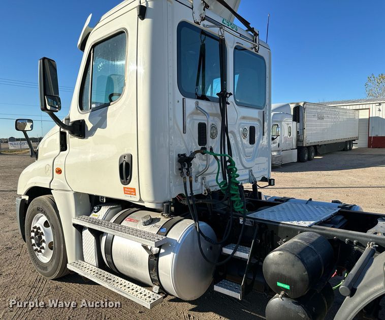 image for item GG9920 2015 Freightliner Cascadia 125 semi truck