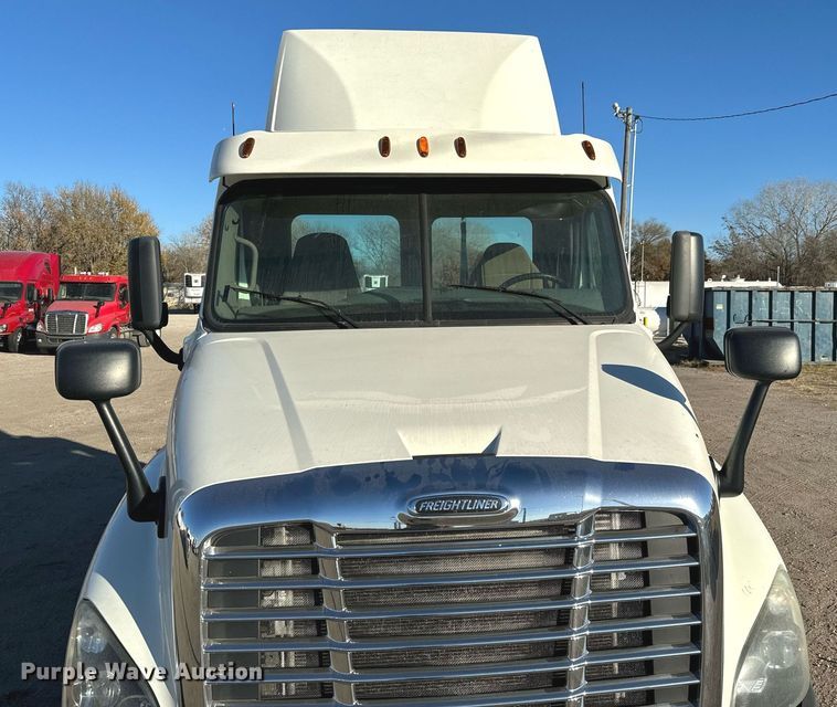 image for item GG9920 2015 Freightliner Cascadia 125 semi truck