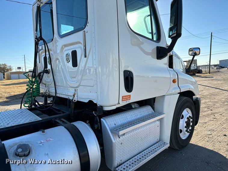 image for item GG9920 2015 Freightliner Cascadia 125 semi truck