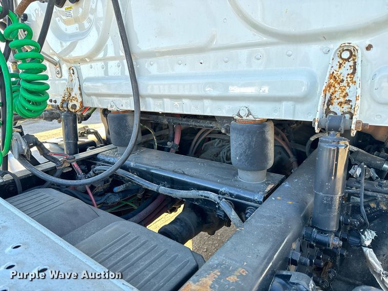 image for item GG9920 2015 Freightliner Cascadia 125 semi truck