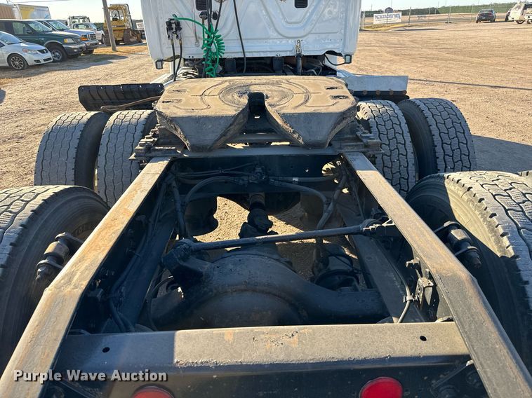 image for item GG9920 2015 Freightliner Cascadia 125 semi truck