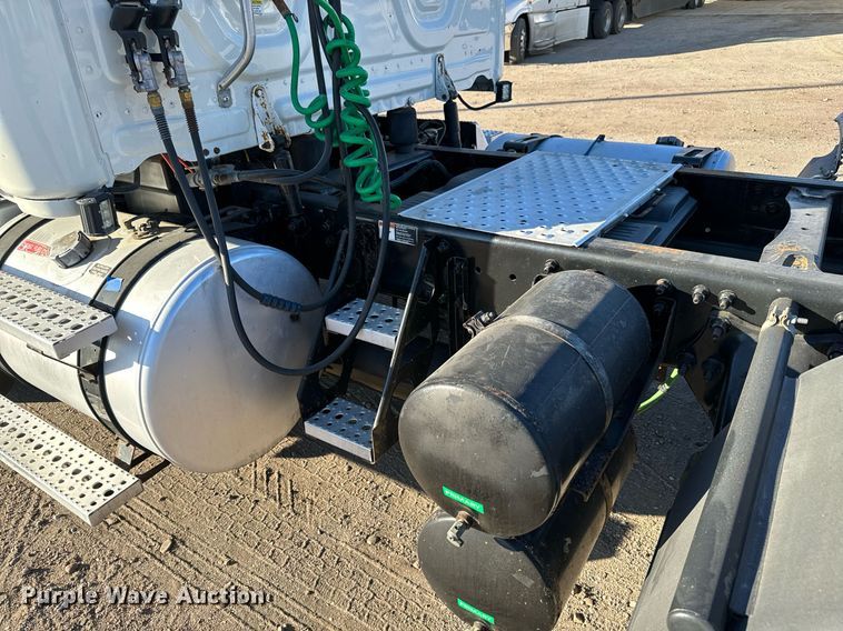 image for item GG9920 2015 Freightliner Cascadia 125 semi truck