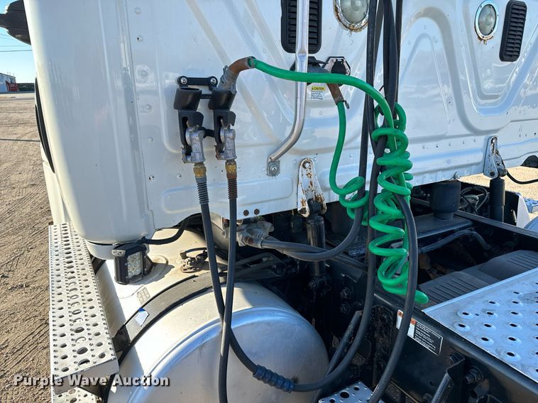 image for item GG9920 2015 Freightliner Cascadia 125 semi truck