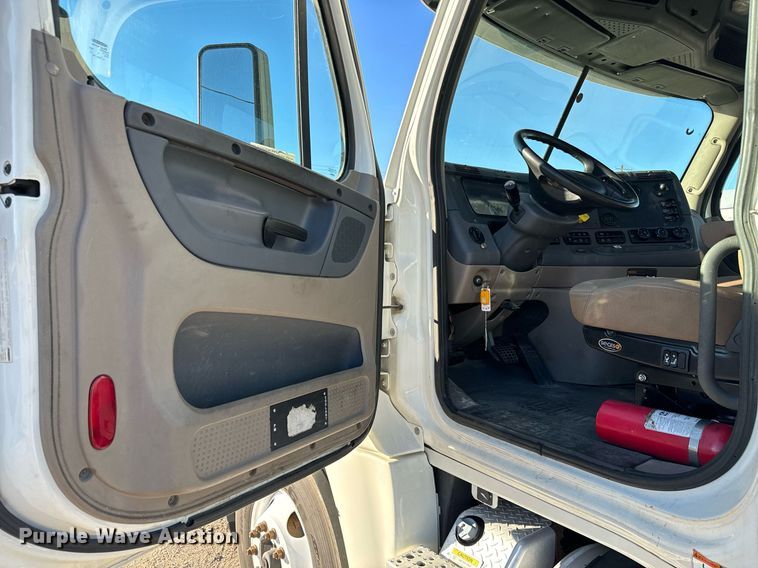 image for item GG9920 2015 Freightliner Cascadia 125 semi truck